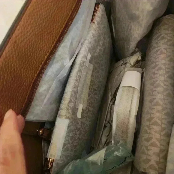 NWOT Michael Kors Kimberly Large 3- in-1 Tote in Camel - Picture 7 of 8